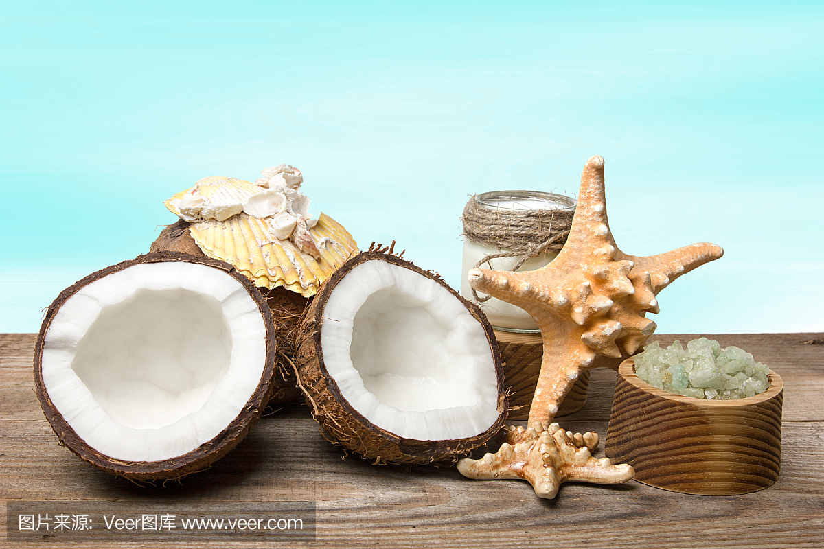 水療椰子產(chǎn)品和海洋配件在木板上,在綠松石背景