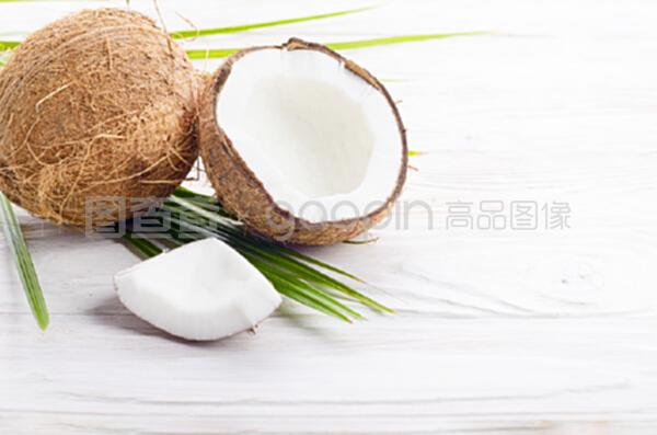 白色木桌上的椰子和貝殼