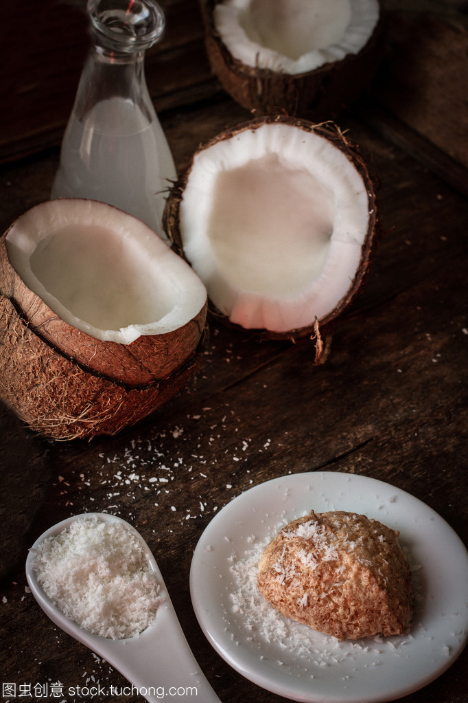 破碎的椰子。對(duì)印度食品美味的水果