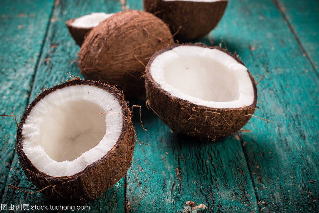 木制的桌子上的椰子。老式的篩選器。有機健康食品的概念。美容和 Spa 的概念
