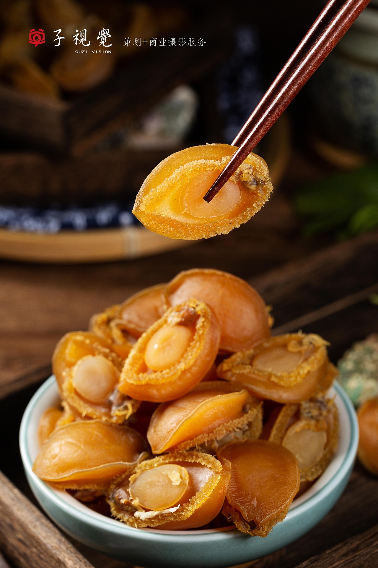 鮑魚與瑤柱 海鮮珍品的光影之美——谷子視覺(jué)商業(yè)攝影的原創(chuàng)探索**\n\n在高端餐飲與美食攝影的交叉領(lǐng)域，鮑魚與瑤柱始終是無(wú)可爭(zhēng)議的“海中珍品”。它們不僅承載著味蕾的奢華體驗(yàn)，更通過(guò)專業(yè)攝影的藝術(shù)化表達(dá)，將平凡的食材升格為視覺(jué)系列作品。本文以谷子視覺(jué)商業(yè)攝影的原創(chuàng)項(xiàng)目為徑，一次探展鏡頭后這些海鮮豐富深度特質(zhì)的精密操作運(yùn)作，立體標(biāo)注如何對(duì)準(zhǔn)相中完成一次性象征市場(chǎng)故事核心且兼具力的風(fēng)景。\n\n### 精細(xì)剪輯鮑魚與貝柱外殼韌性與肉瓣的瞬間性力量展示完整元素觀定位設(shè)計(jì)—高作商業(yè)質(zhì)的創(chuàng)掘；分別通過(guò)部分微型物體刻畫
